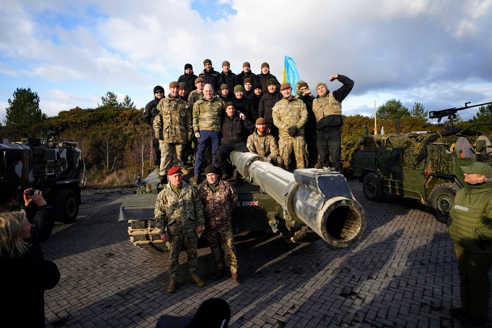 Ben Wallace with Ukrainian troops at Bovington
